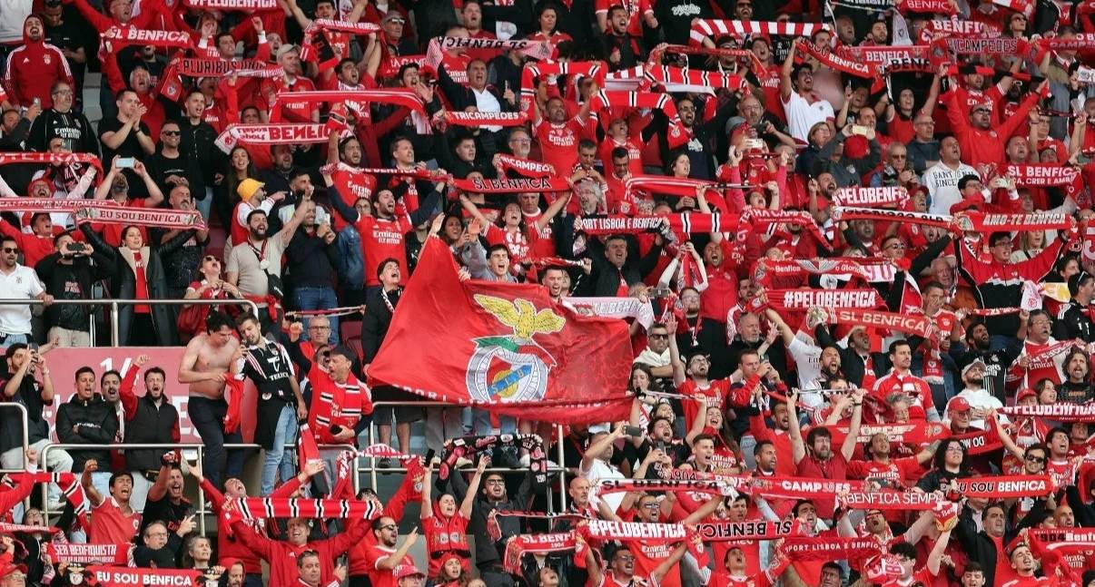 AG体育官方网站-罗马竞技场欧冠夜晋级，球迷狂欢庆祝胜利的简单介绍  第2张